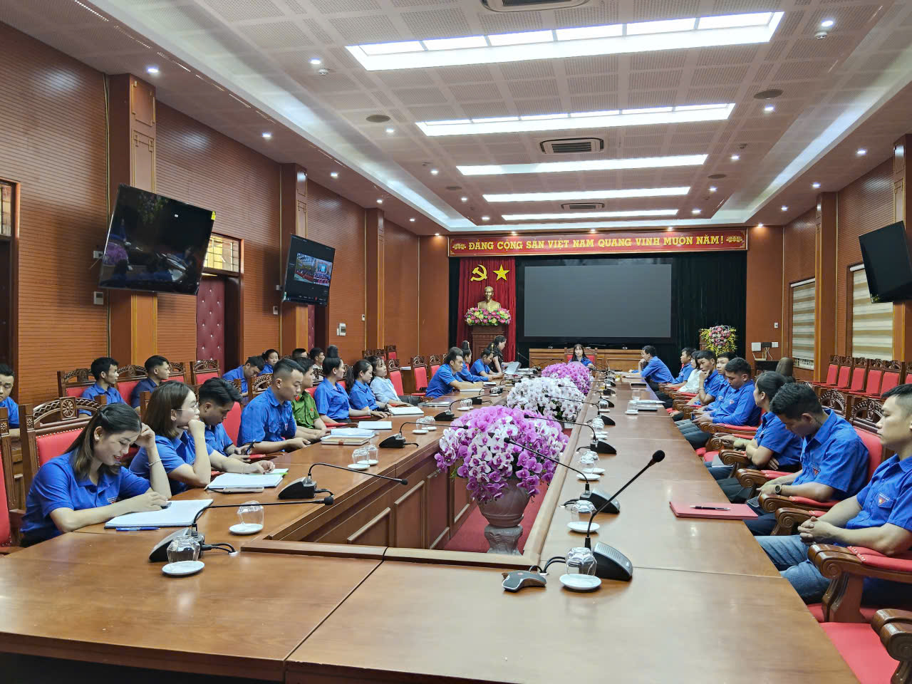 BCH Đoàn xã Thuận Châu tổ chức họp giao ban tháng và tổ chức kiểm tra  công tác tổ chức sinh hoạt chi đoàn