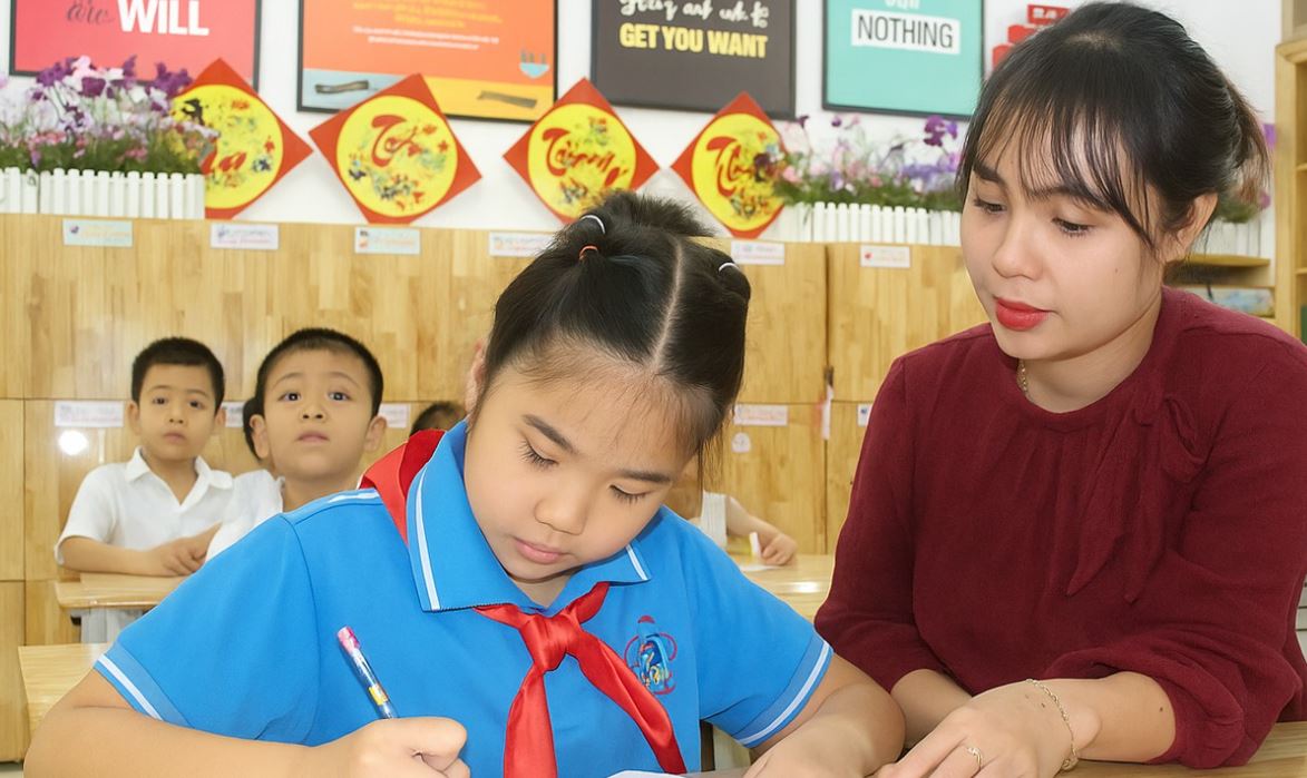 Học trò nhỏ trường tiểu học Ngọc Linh biến “rác” thành mô hình đẹp